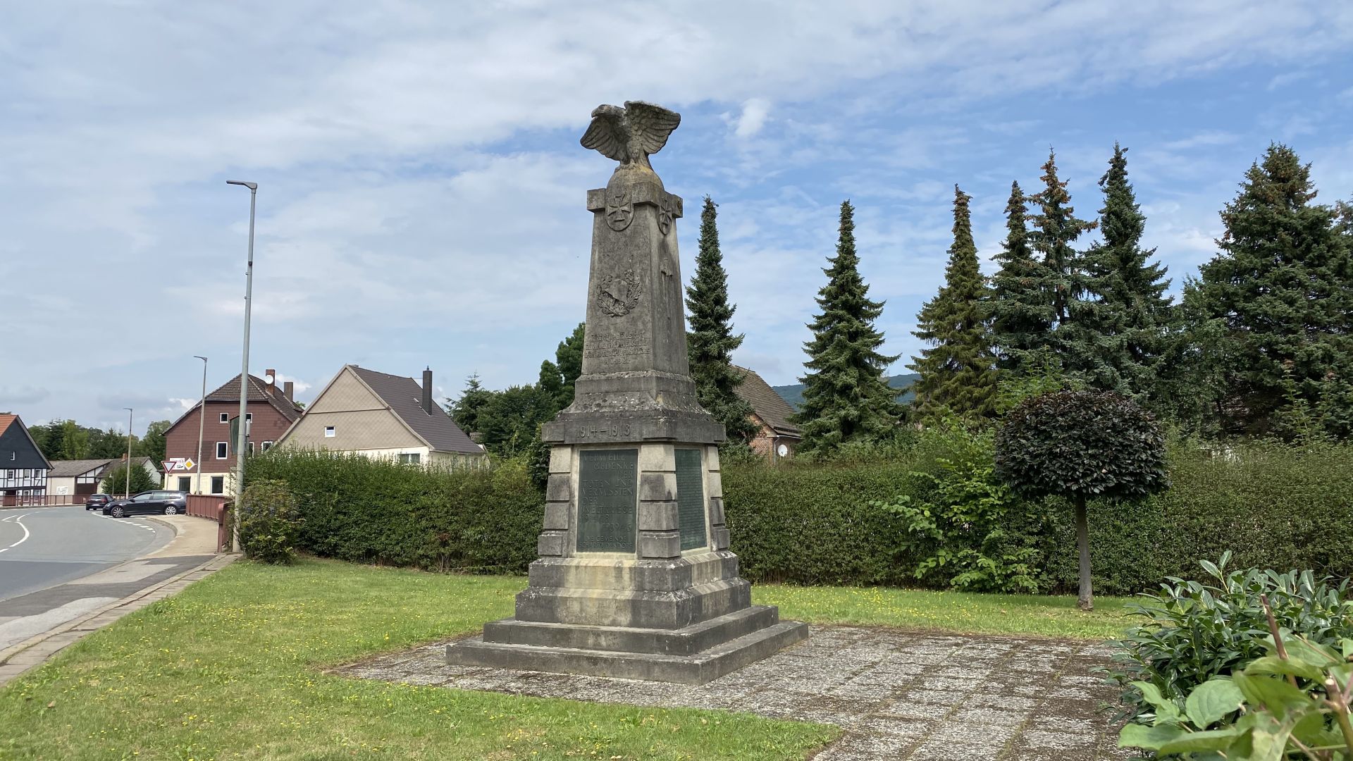 Kriegerdenkmal von 1921 in Eschershausen, Ortsteil ScharfoldendorfKriegerdenkmal von 1921 in Eschershausen, Ortsteil Scharfoldendorf, mit der Tafel der Gefallenen des Ersten Weltkrieges